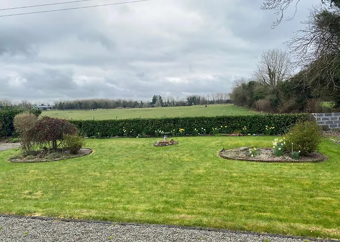 Charming On The Outskirts Of 度假居