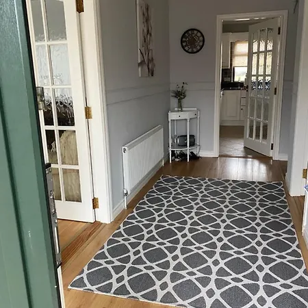 Charming On The Outskirts Of غالواي